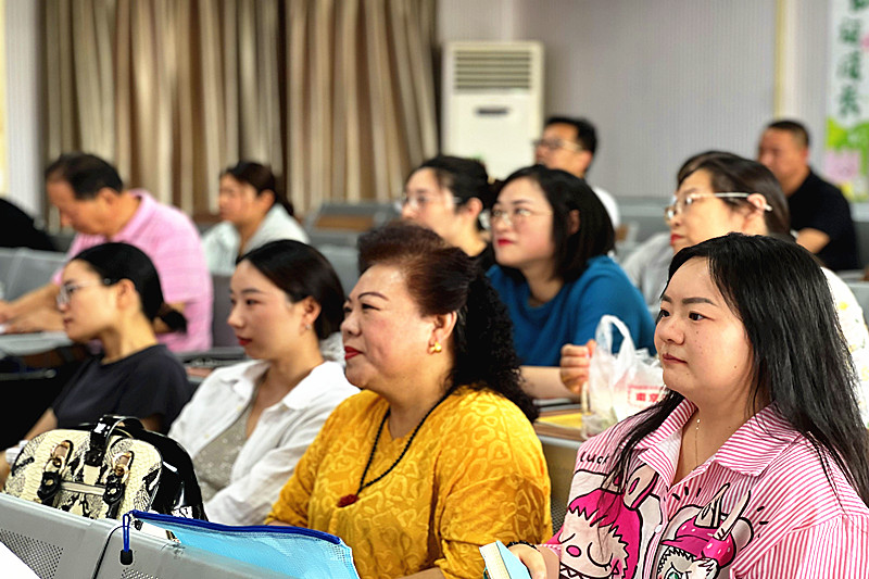 1751106624732802.jpg 江苏省南京市鼓楼区教育关工委“润心育人”工作室走进了马台街小学开展亲子教育讲座(2).jpg