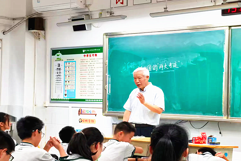 1751106781717157.png 江苏省南京市秦淮区教育关工委思想道德教育讲师团进校园开展大思政演讲(3).png