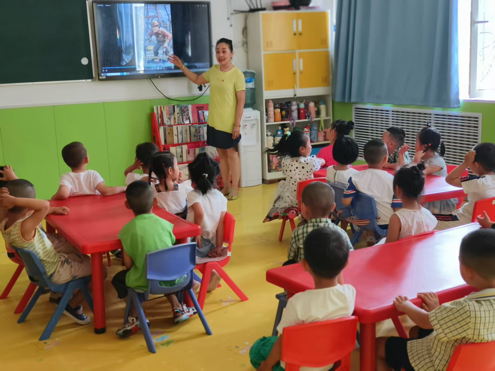 1751257611708779.jpg 大庆市红岗区红岗街道新城社区走进幼儿园开展“‘五老”’进园传薪火 铁人故事润童心”主题活动.jpg