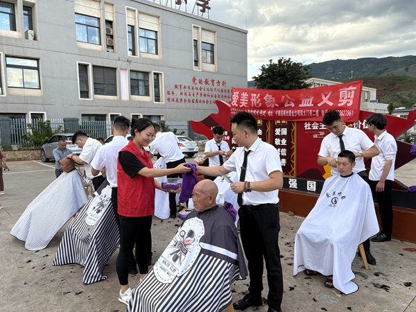 1751272801470866.jpg 爱心义剪现场.jpg