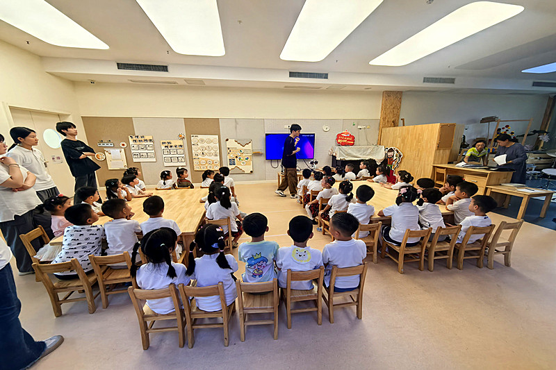 1751275458724452.jpg 江苏省南京市玄武区孝陵卫街道钟灵街社区关工委开展3D打印科普活动(3).jpg