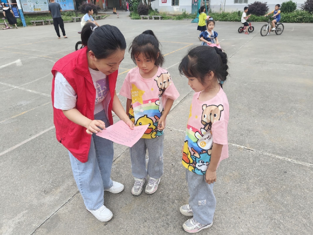 1751276679368558.jpg 跟小朋友宣传防溺水.jpg