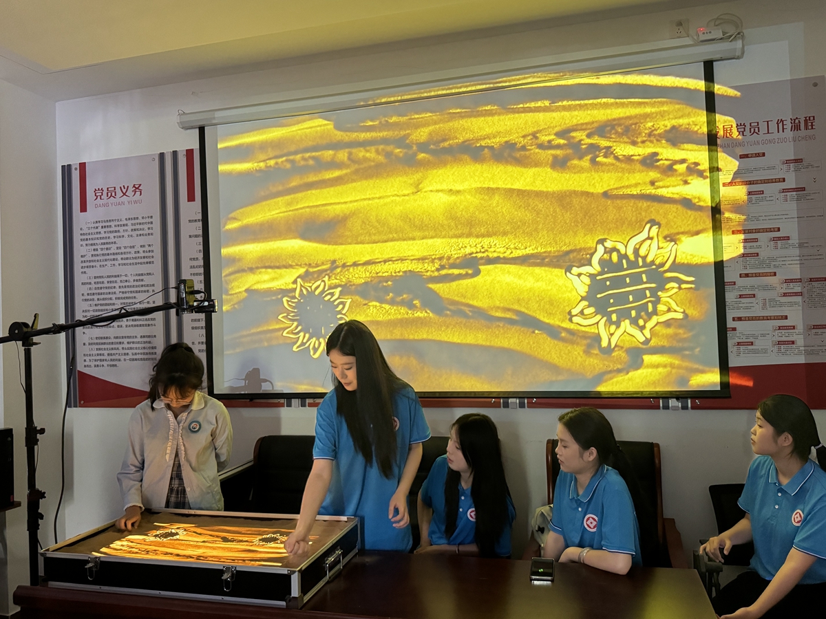 1751349765257665.jpg 宁波市镇海区:九龙湖镇河源社区关工委开展“沙画忆党史 ,红色润童心”红色研学活动2_副本.jpg
