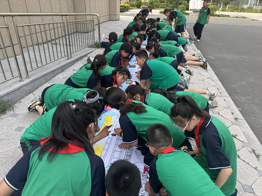 1751355753998888.jpg 元宝山区西城街道新景四季东社区、西城小学、四幼、七幼联合开展七一庆祝活动照片4_副本.jpg