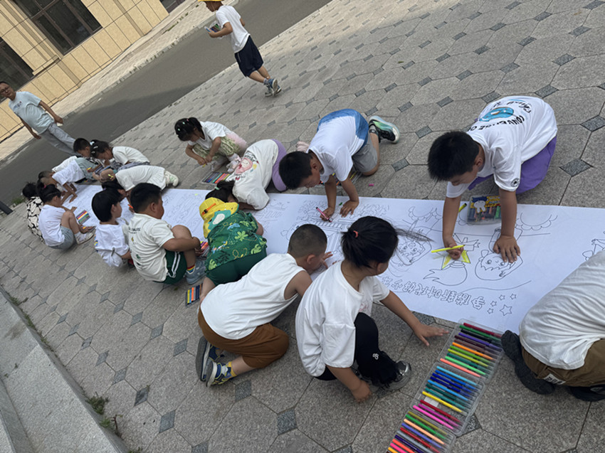 1751355777405772.jpg 元宝山区西城街道新景四季东社区、西城小学、四幼、七幼联合开展七一庆祝活动照片1_副本.jpg