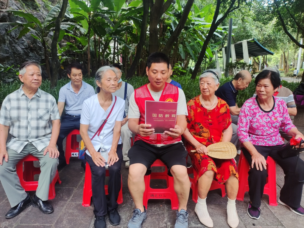 6月30日，广西柳州市鱼峰区蟠龙社区关工领导小组在蟠龙山公园开展军魂闪耀迎“七一”国防教育主题宣讲活动。1.jpg