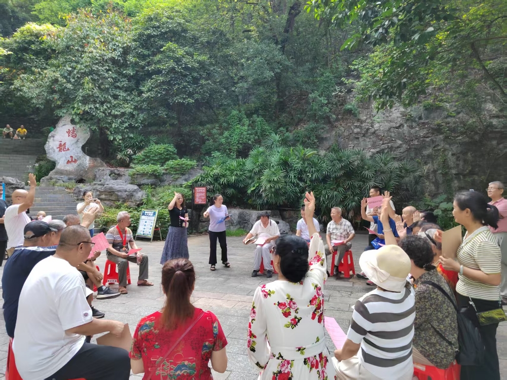 6月30日，广西柳州市鱼峰区蟠龙社区关工领导小组在蟠龙山公园开展军魂闪耀迎“七一”国防教育主题宣讲活动。2.jpg
