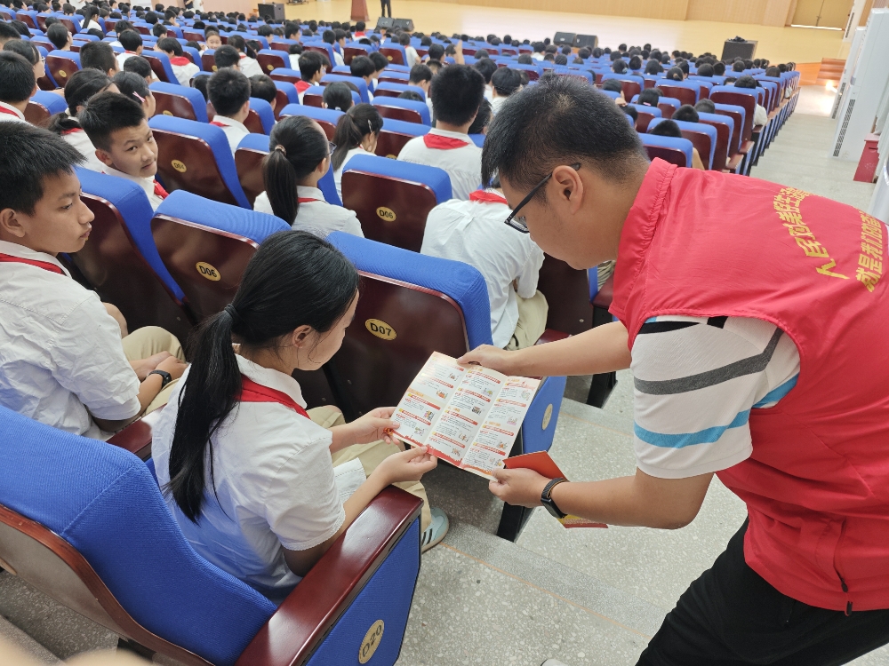 社区工作人员向学生宣传《民法典》知识.jpg