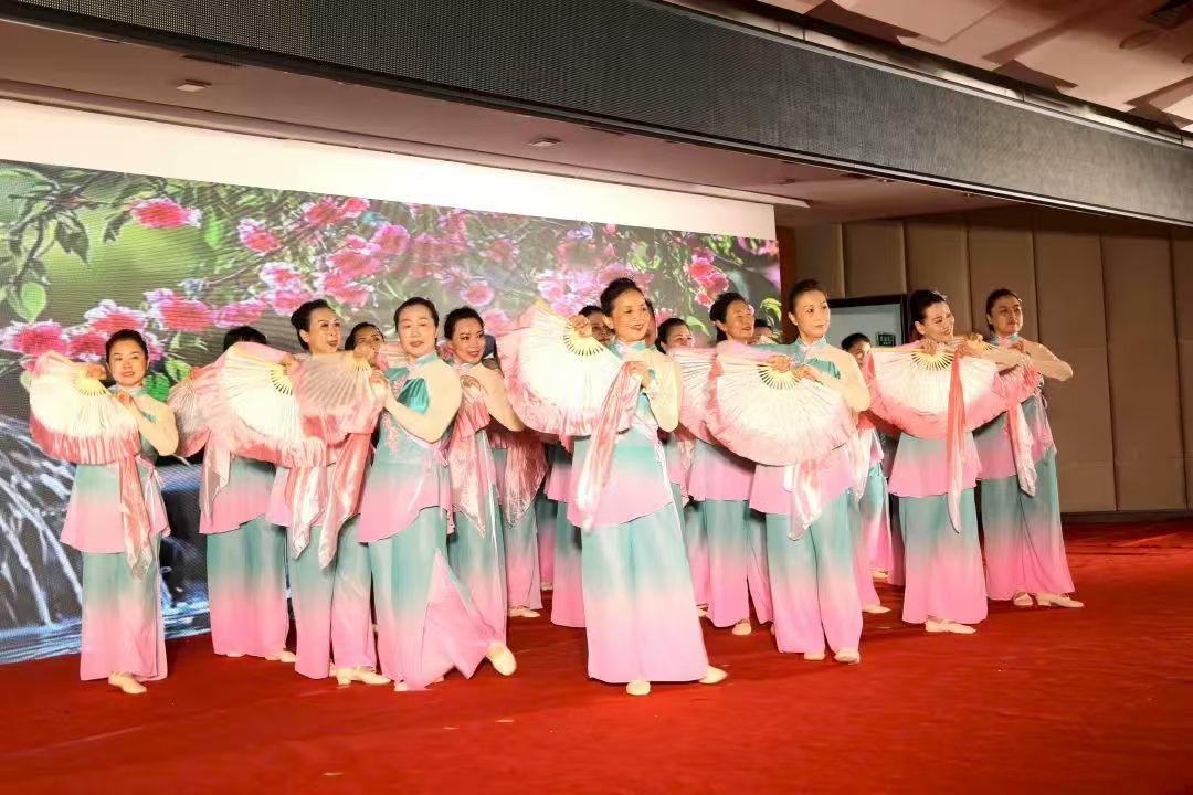 红岗区举办“桑榆金辉·皓首丹心”庆“七·一”暨老干部大学艺术节展演活动 (1).jpg