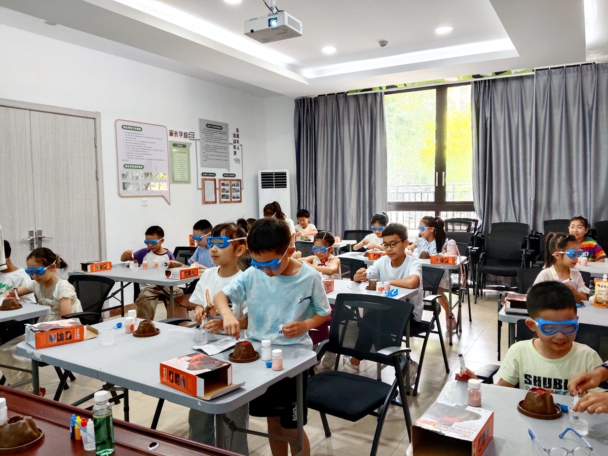 1751443397531335.jpg 宁波市镇海区:九龙湖镇河源社区关工委开展“寓教于乐学安全,科学实验护成长”青少年厨房安全教育活动3_副本.jpg