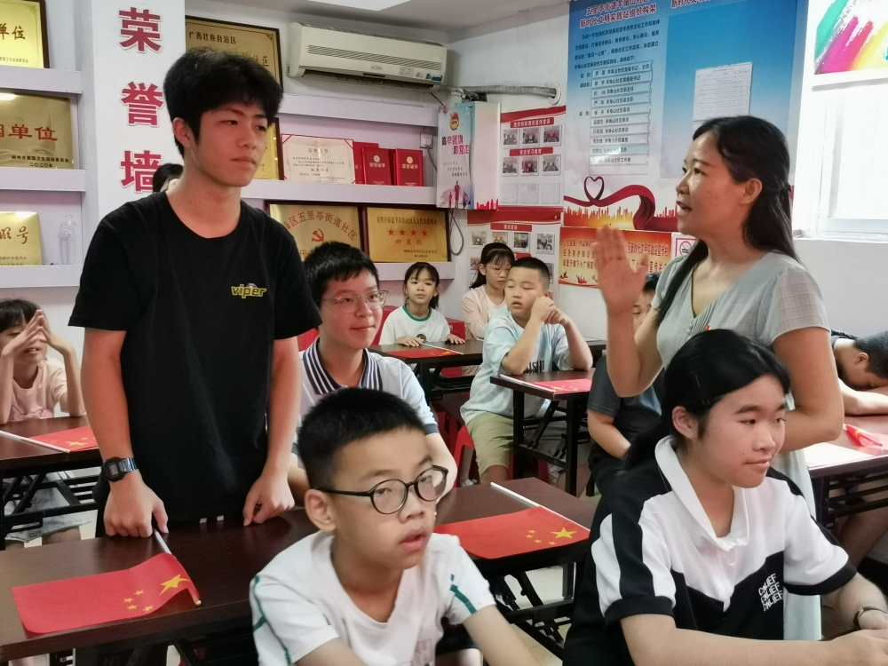 1751448595976393.jpg 同学积极回答老师提问.jpg