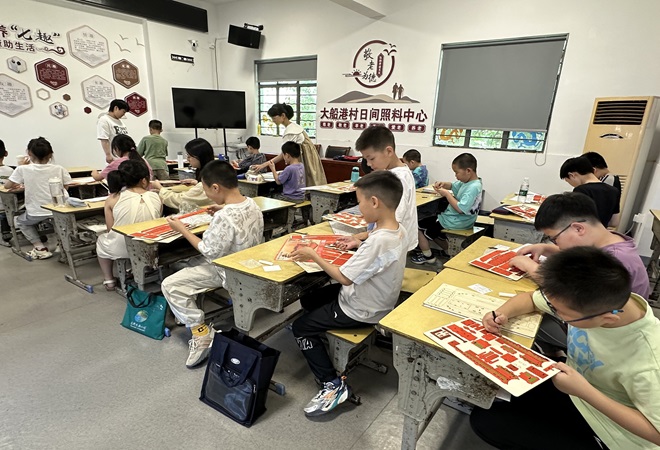 1751502708875108.jpg 【震泽镇】大船港村:七一党课凝党魂 巧手红船启新程.jpg