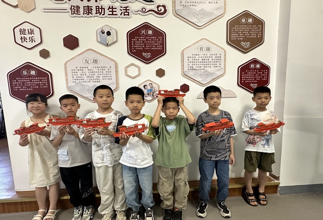 1751502722683888.jpg 【震泽镇】大船港村:七一党课凝党魂 巧手红船启新程3.jpg