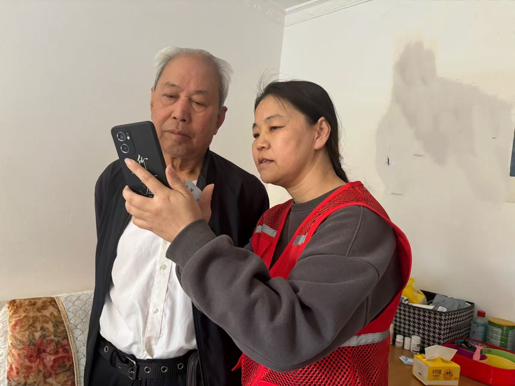 1751525980696057.jpg 元宝山区西城街道惠宁西社区关工委,开展养老认证零距离服务活动照片6.jpg