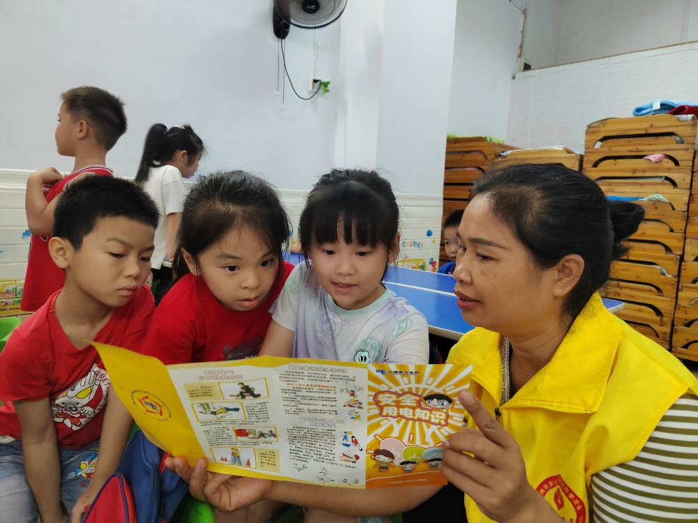 1751531829539827.jpg 7月3日上午,广西柳州市鱼峰区蟠龙社区关工小组在辖区幼儿园开展安全用电知识科普活动。2.jpg