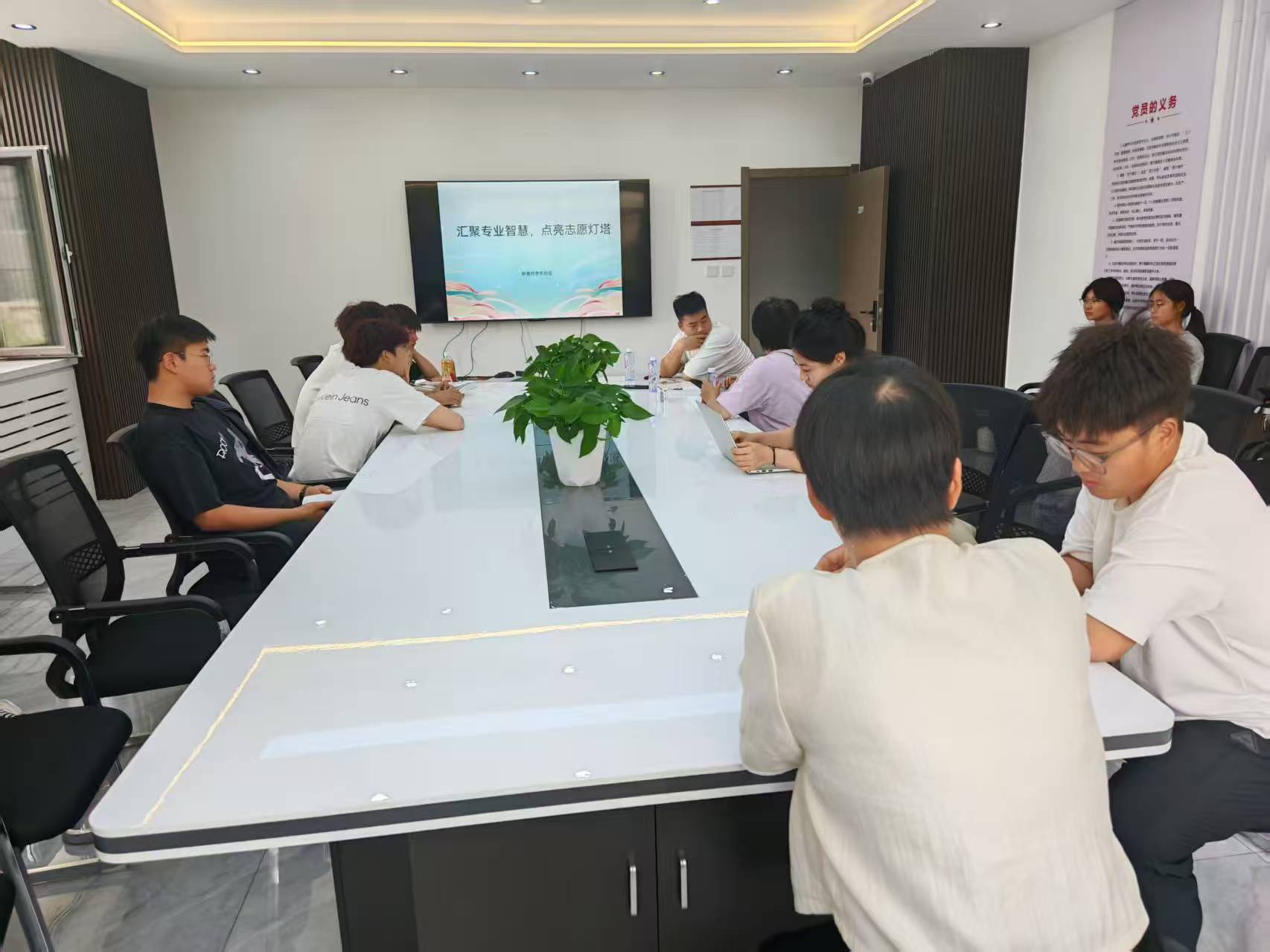 1751598417790576.jpg 元宝山区西城街道新景四季东社区关工委“汇聚专业智慧,点亮志愿灯塔”高考志愿填报公益讲解活动照片1.jpg