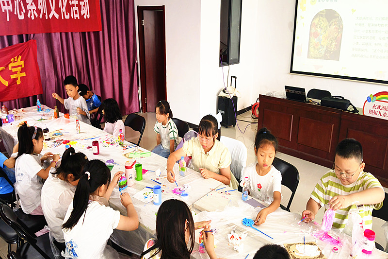 1751598587646463.jpg 江苏省南京市玄武区玄武湖街道仙鹤门社区关工委组开展“孝心时光窖 家书寄深情”活动(2).jpg