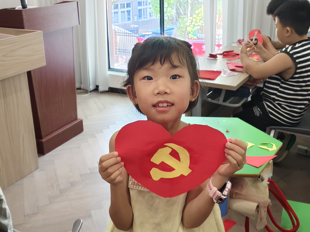 1751608998106702.jpg 20250703招宝山街道白龙社区关工委开展非遗剪纸传匠心 红心向党颂党恩活动1_副本 - 副本.jpg