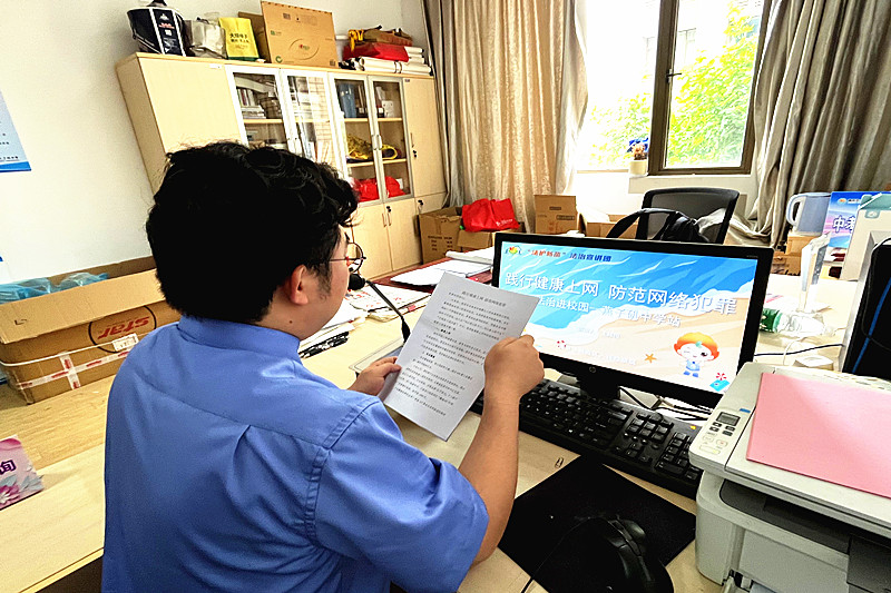 1751759900339094.jpg 江苏省南京市栖霞区检察院关工委为高中学子开课暑期网络安全(1).jpg