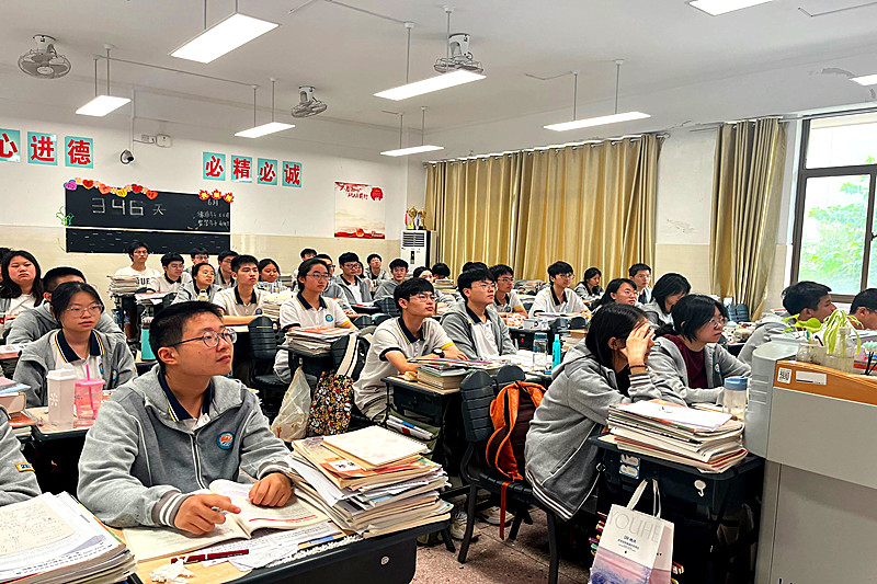 1751759908342267.jpg 江苏省南京市栖霞区检察院关工委为高中学子开课暑期网络安全(2).jpg