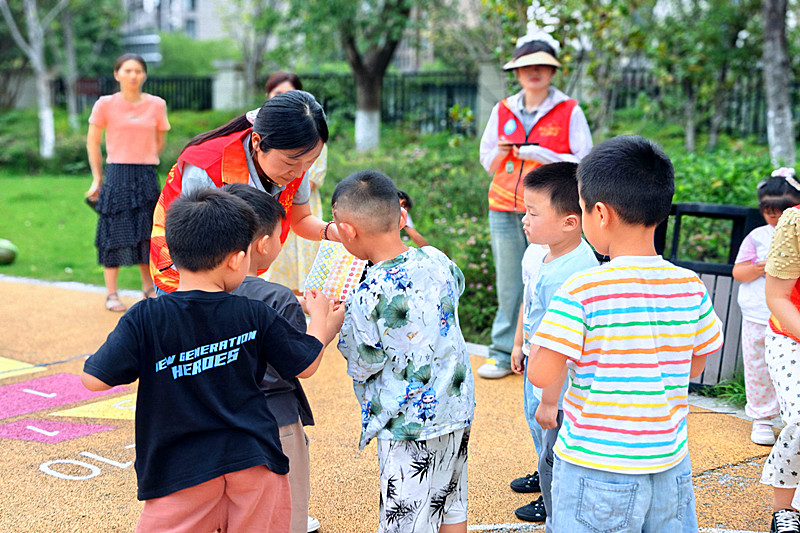 1751808322435892.jpg 江苏省南京市江北新区顶山街道吉庆社区关工委开展“夏日大作战 ,我们趣狂欢”主题户外游戏活动(3).jpg