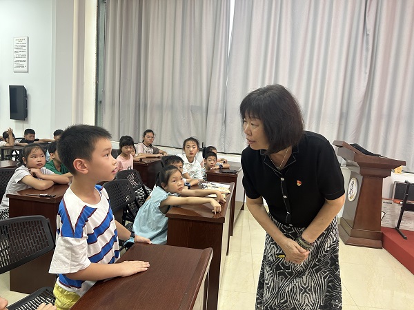 董老师循循善诱，孩子们积极响应.jpg