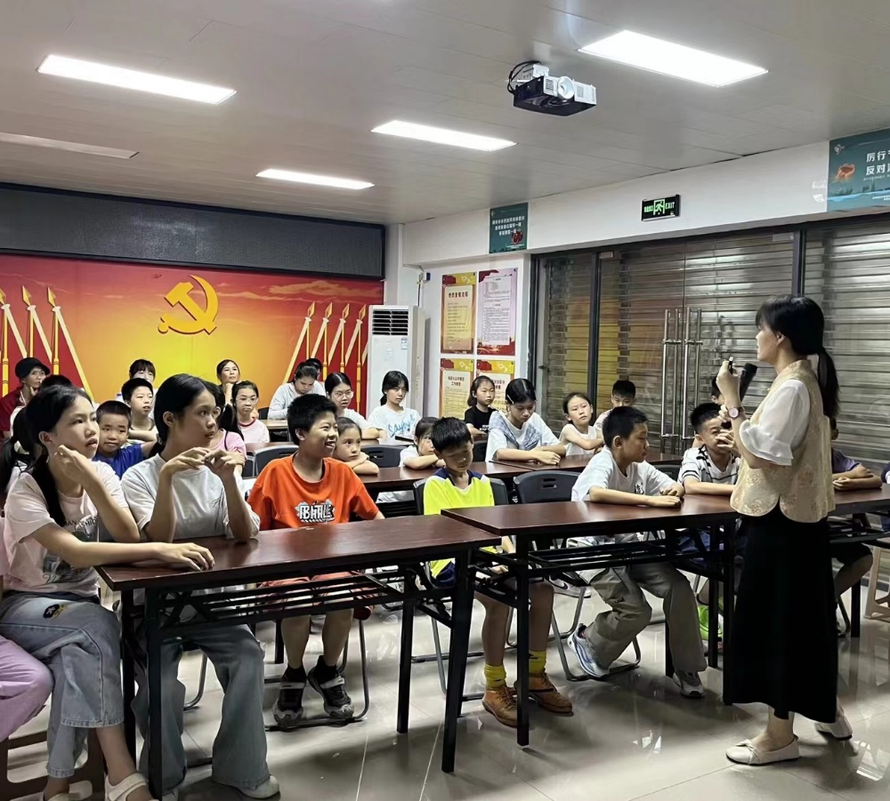 1751880473463245.jpg 讲师向大家宣传防溺水知识.jpg