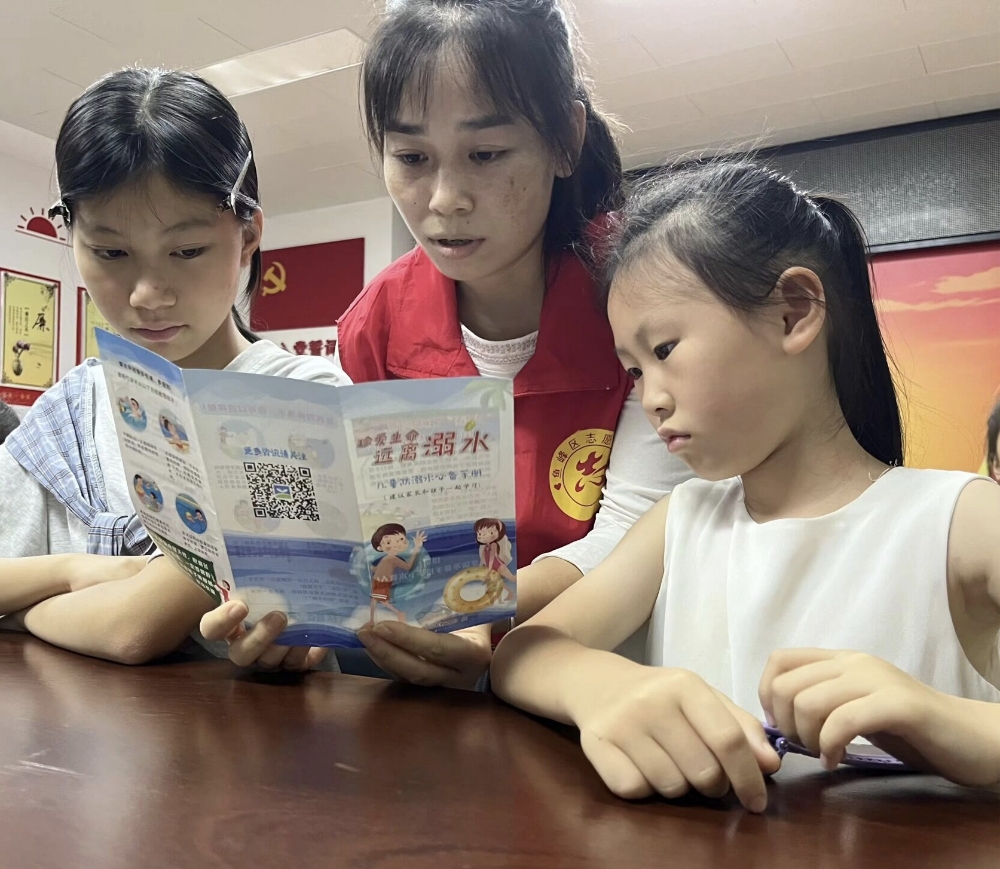 1751880494980753.jpg 志愿者向青少年宣传防溺水知识2.jpg