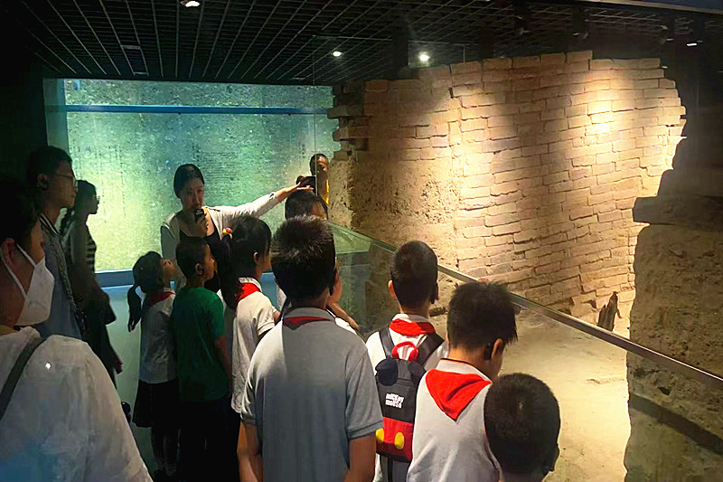 南京市玄武区玄武湖街道仙鹤门关工委成功举办“大手小手探六朝”社区夏令营活动(4).jpg