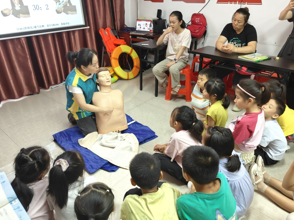 1751964220805757.jpg 广西柳州市鱼峰区白莲街道响水社区关工领导小组开展防溺水安全教育宣传活动 (4).jpg