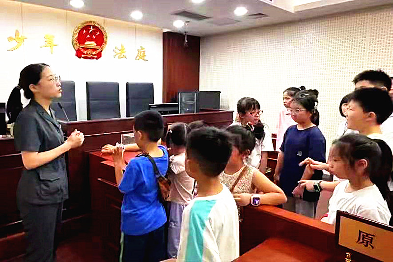 1752045468858414.jpg 江苏省南京市建邺区沙洲街道中胜社区青少年走进建邺区人民法院开展法治实践活动(3).jpg