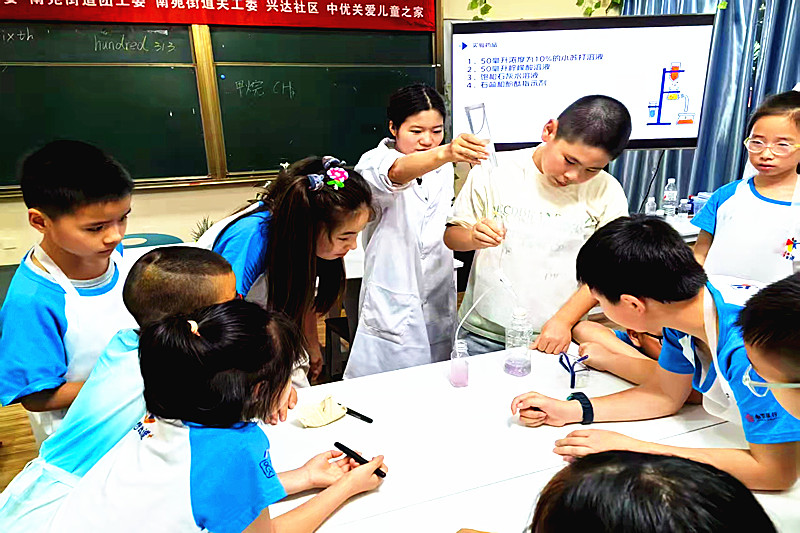 1752047636701350.jpg 江苏省南京市建邺区南苑街道兴达社区“爱心暑托班”开展科普实验活动(3).jpg