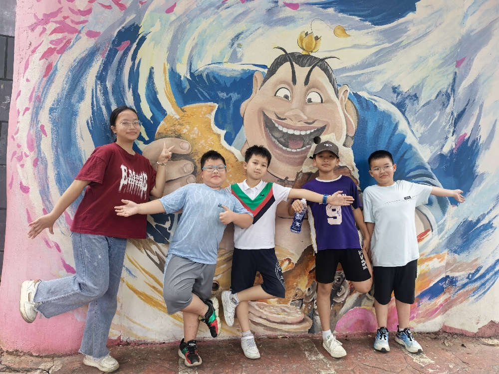 1752051103766120.jpg 广西柳州市鱼峰区天山社区青少年校外学习站开展“绘家风长卷 传千年家训” 暑期家风家训小课堂6.jpg