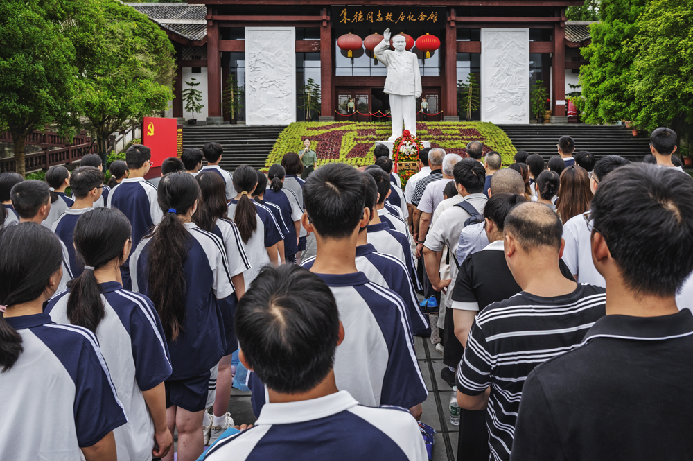 1752071544653919.jpg 夏令营全体营员在朱德纪念馆深切缅怀朱德总司令.jpg