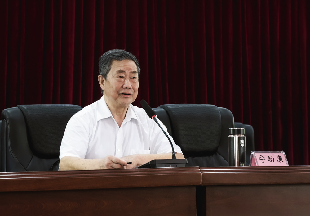 1752071611501796.jpg 县关工委常务副主任宁幼康在夏令营期间作“深入学习贯彻习近平总书记重要回信精神”专场主题宣讲.jpg