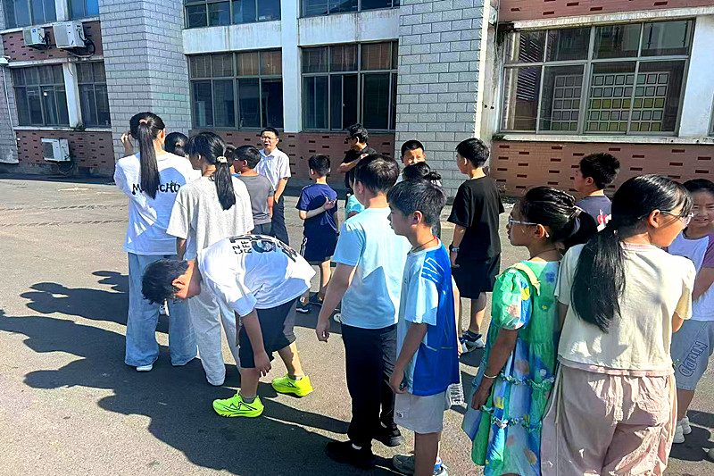 1752121207325576.jpg 宜兴市太华镇云湖村暑期青少年夏令营开启“工业研学之旅”(3).jpg