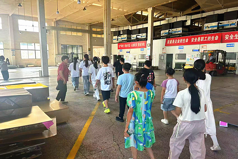 1752121215368251.jpg 宜兴市太华镇云湖村暑期青少年夏令营开启“工业研学之旅”(4).jpg