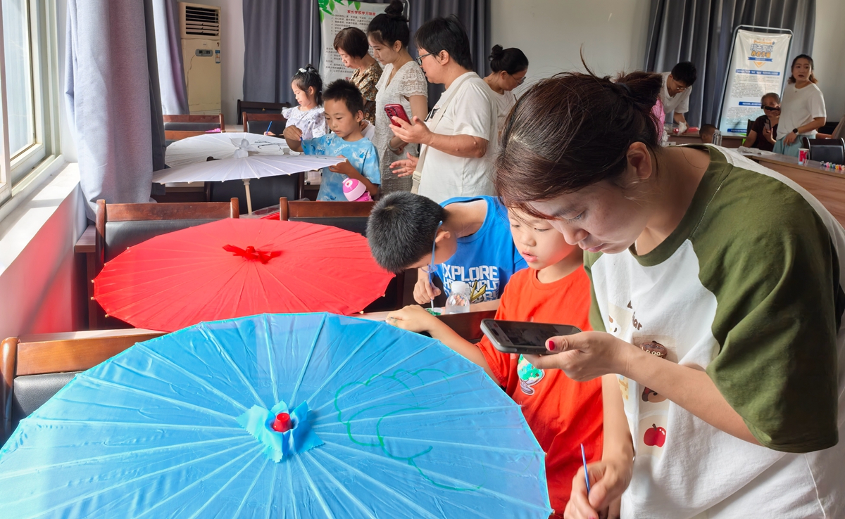 庄市街道庄一社区“指间妙笔 伞上生花”活动1_副本.jpg