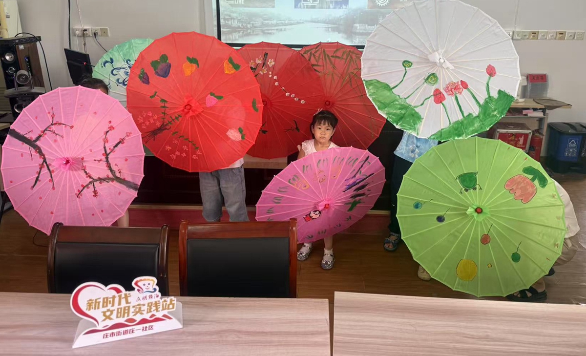 庄市街道庄一社区“指间妙笔 伞上生花”活动3_副本.jpg
