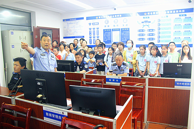 1752210097359924.jpg 玄武湖街道关工委联合组织青少年开展警营体验活动,探秘藏蓝日常(1).jpg