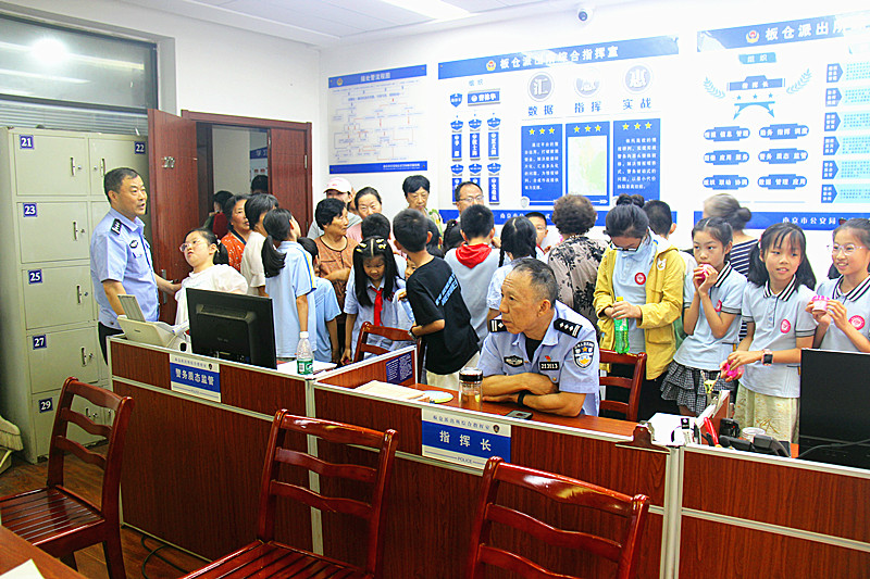1752210104308080.jpg 玄武湖街道关工委联合组织青少年开展警营体验活动,探秘藏蓝日常(2).jpg