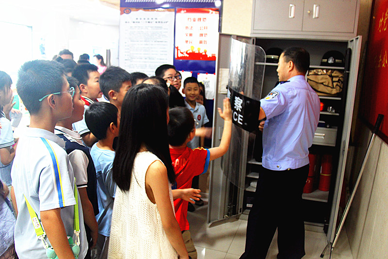 1752210111955846.jpg 玄武湖街道关工委联合组织青少年开展警营体验活动,探秘藏蓝日常(3).jpg
