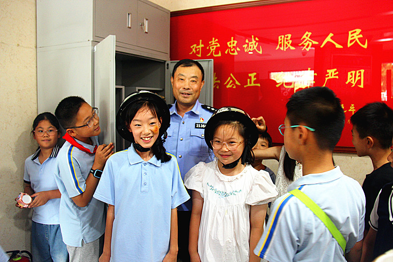 1752210118856849.jpg 玄武湖街道关工委联合组织青少年开展警营体验活动,探秘藏蓝日常(4).jpg