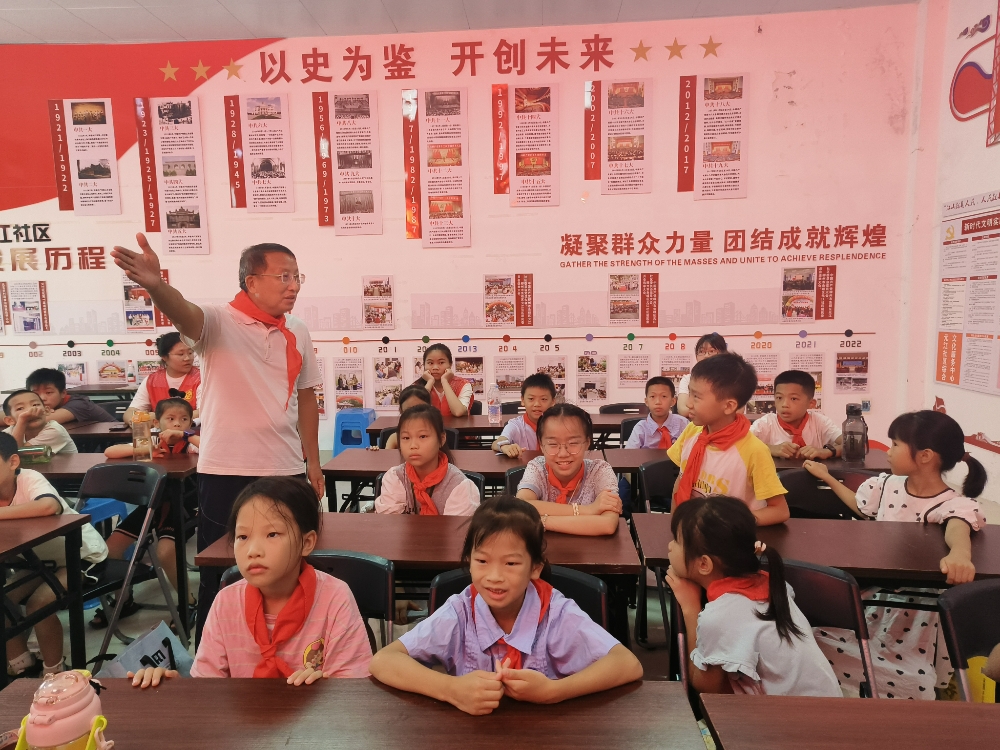 1752221063711940.jpg 宣讲员与青少年互动.jpg