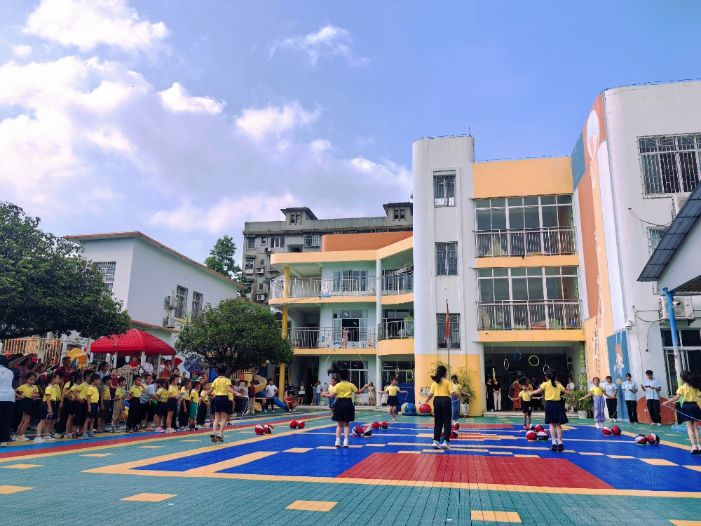 1752221214379352.jpg 广西柳州市鱼峰区天湖社区关工小组携手辖区幼儿园开展“快乐‘萌’动,‘幼’见温暖”主题活动1.jpg