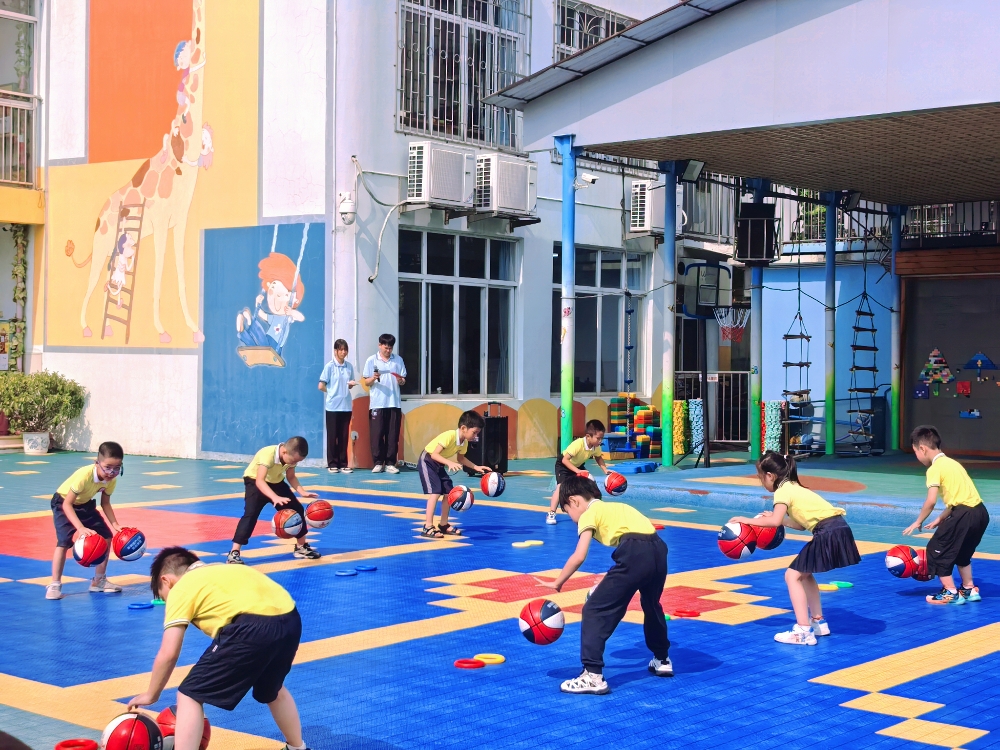 1752221227923844.jpg 广西柳州市鱼峰区天湖社区关工小组携手辖区幼儿园开展“快乐‘萌’动,‘幼’见温暖”主题活动3.jpg