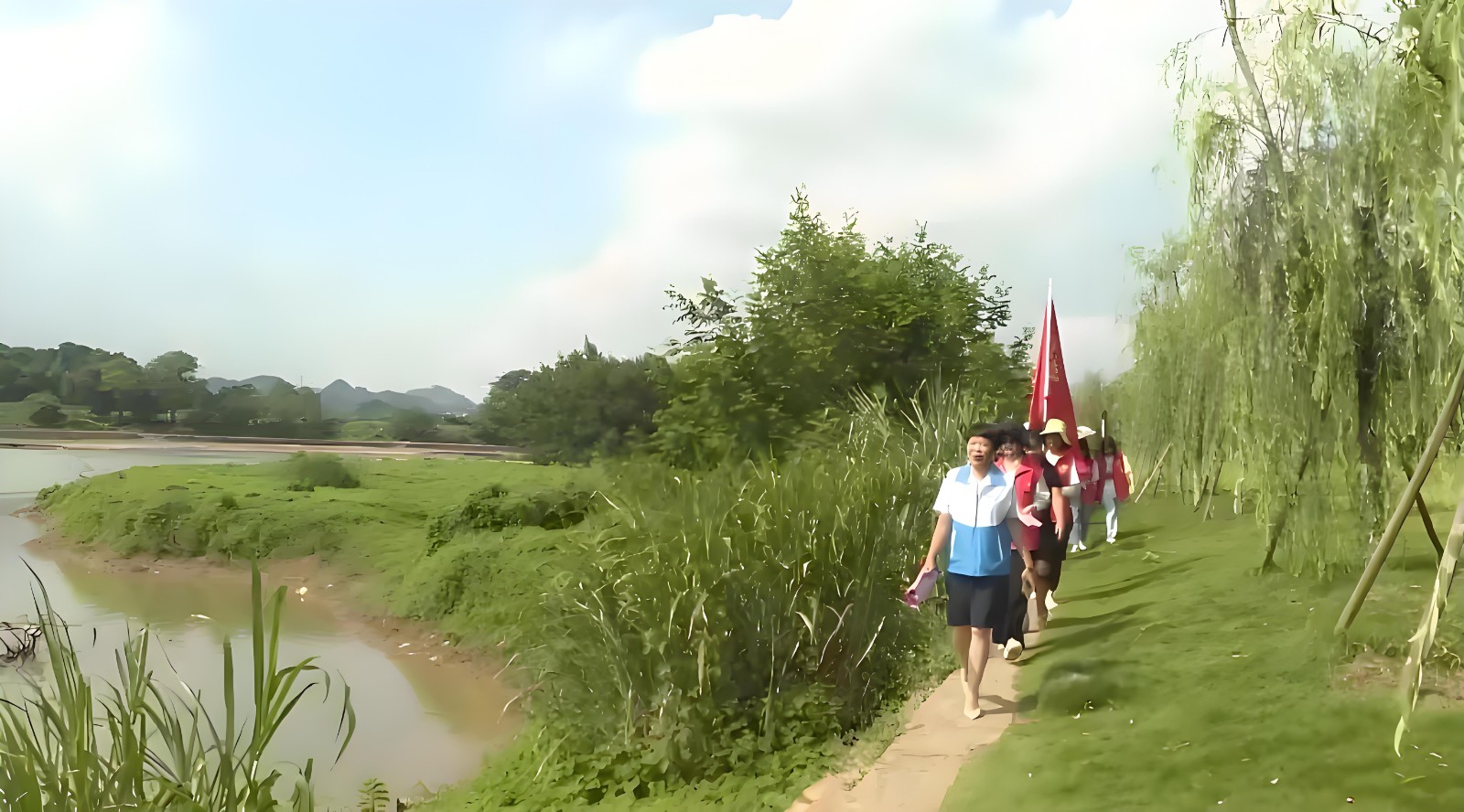 1752298608526651.jpeg 图一县义工“五老”防溺水巡河.jpeg