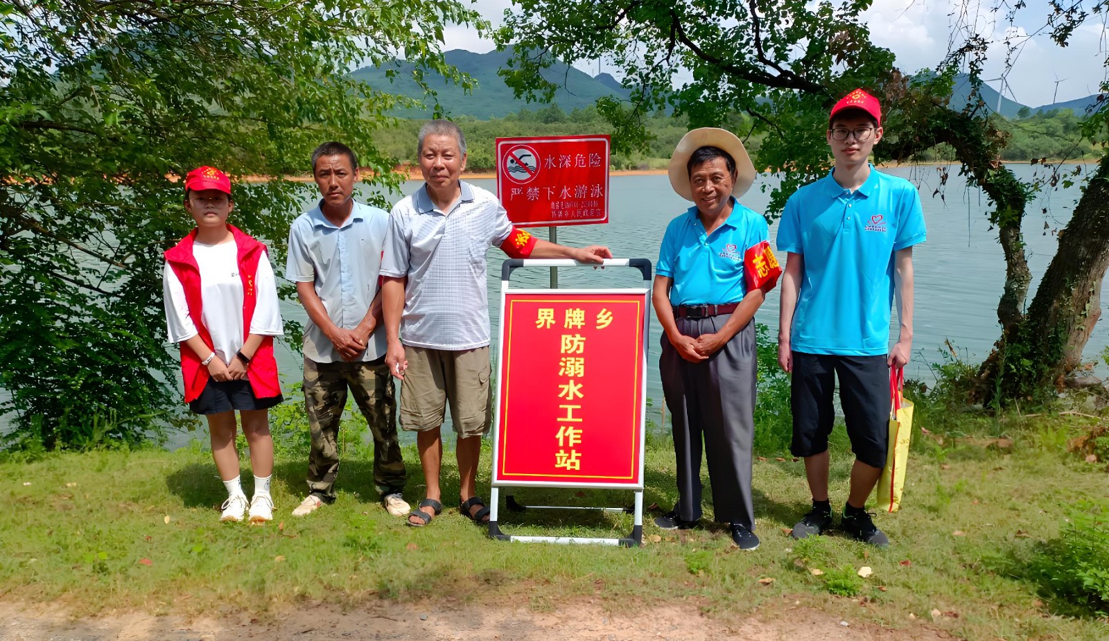 1752298667879080.jpeg 图二界牌乡“五老”暑期防溺水.jpeg