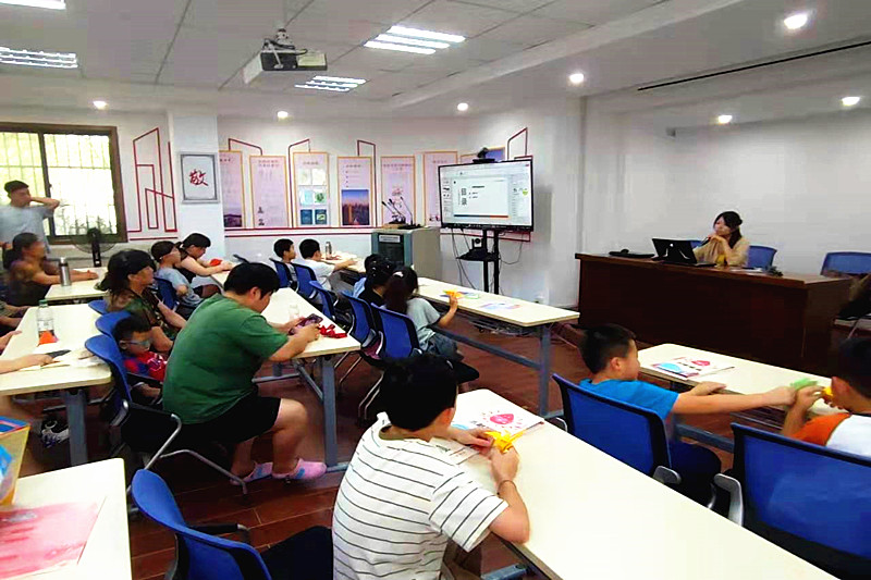 1752315813289177.jpg 江苏省南京市玄武区新街口街道香铺营社区关工委联合开展未成年人主题的法治宣讲活动(2).jpg
