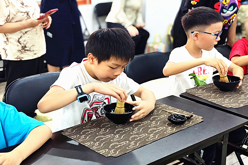 1752472552200239.jpg 江苏省南京市玄武区新街口街道大石桥社区开展“宋韵茶趣,青衿点茶”主题文化活动(2).jpg